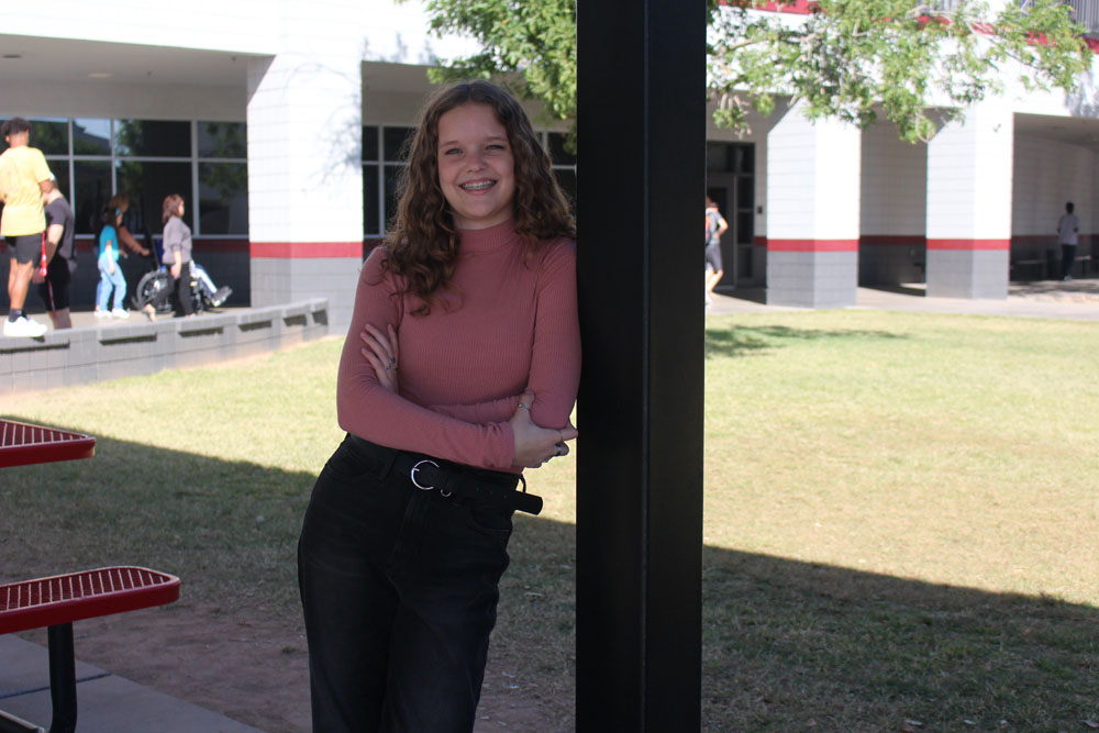 kamry-leaning-against-a-pole